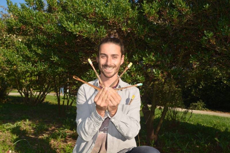Lucas Michel, fondateur de l’Atelier Saluka, tenant des brosses à dents en bois